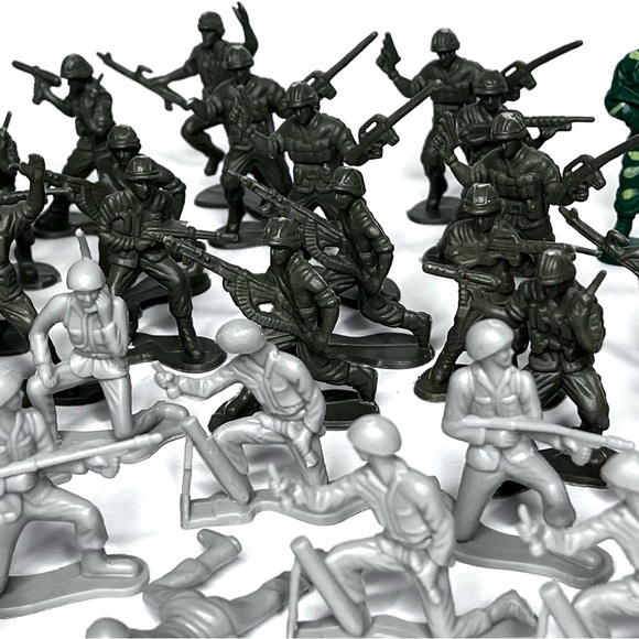 Army men plastic figures. 47 pieces approx 2" tall - Picture 7 of 7